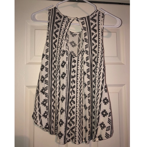 Cute patterned tank top- Francesca’s - Picture 2 of 3